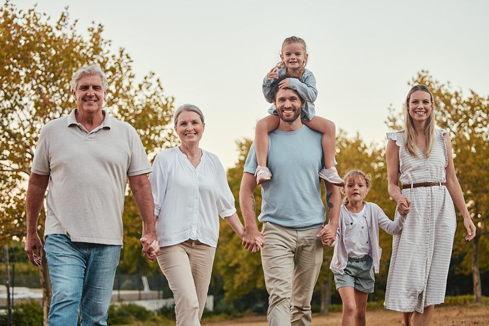 an inter-generational family of 5 holding hands